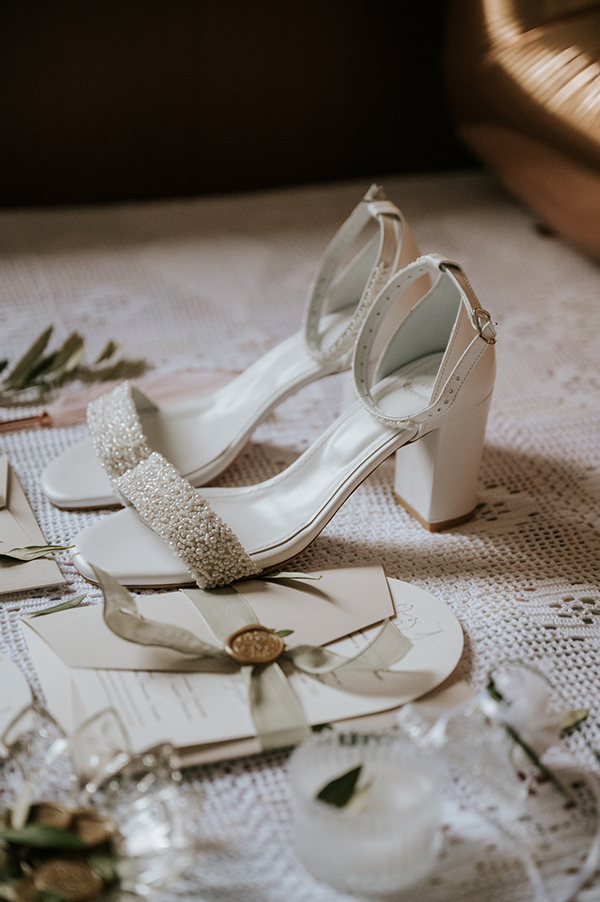 cretan-wedding-white-flowers-olive-branches_08