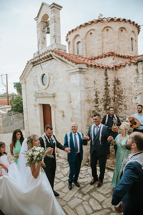 cretan-wedding-white-flowers-olive-branches_15