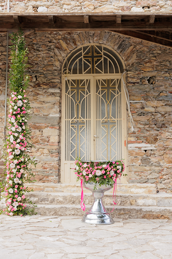 girly-baptism-pink-roses-chrysanthemums_05y
