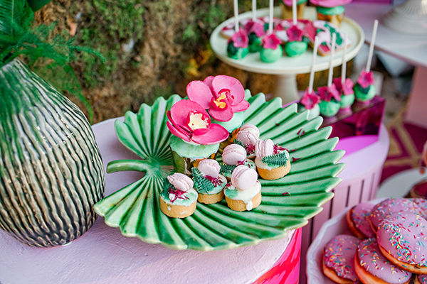 modern-tropical-baptism-decoration-fuchsia-green-shades_10