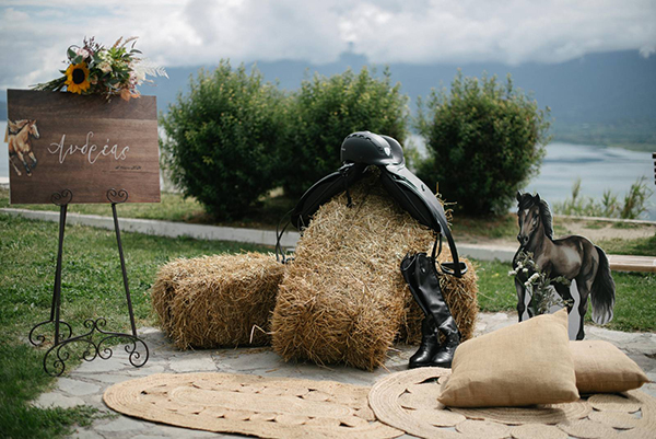 rustic-chic-baptism-decoration-ideas-horse-theme_05