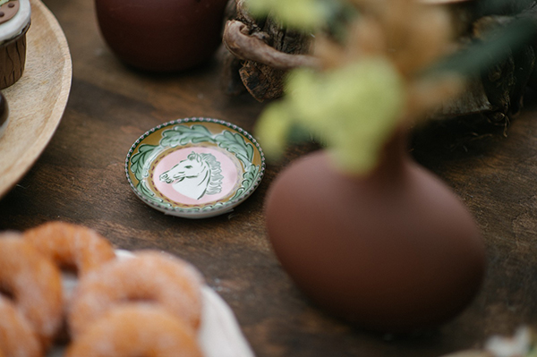 rustic-chic-baptism-decoration-ideas-horse-theme_10