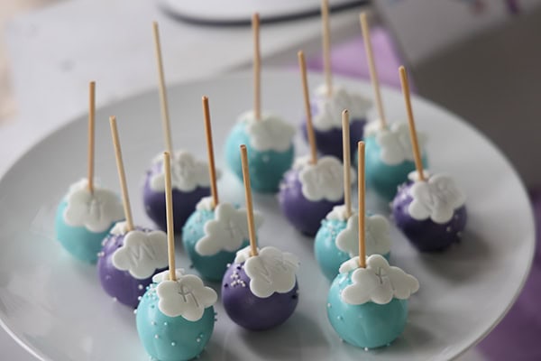beautiful-decoration-ideas-twin-baptism-air-balloon-theme_04