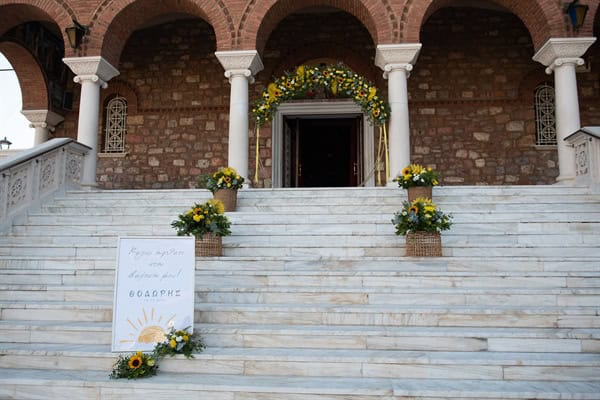 decorative idees bright baptism sunflowers_19