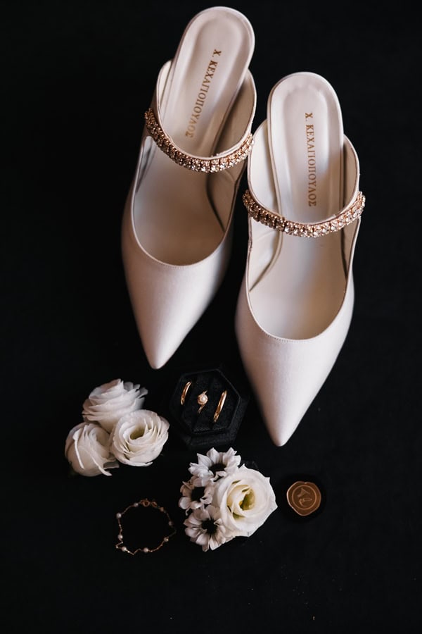 fall-wedding-romantic-details-white-blooms_15