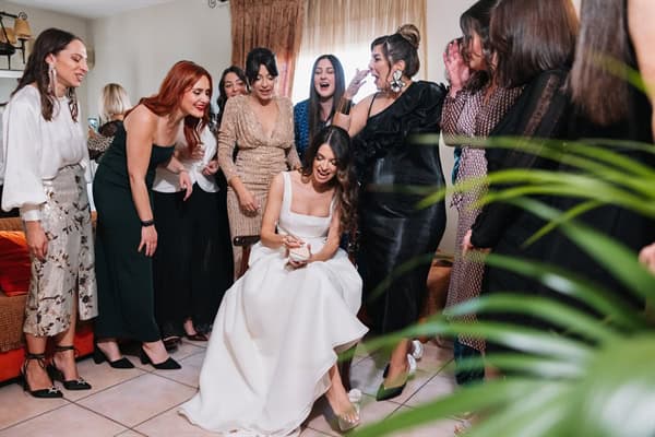 fall-wedding-romantic-details-white-blooms_17