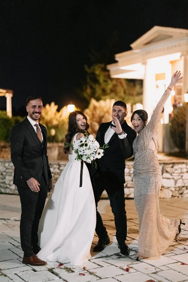 fall-wedding-romantic-details-white-blooms_45